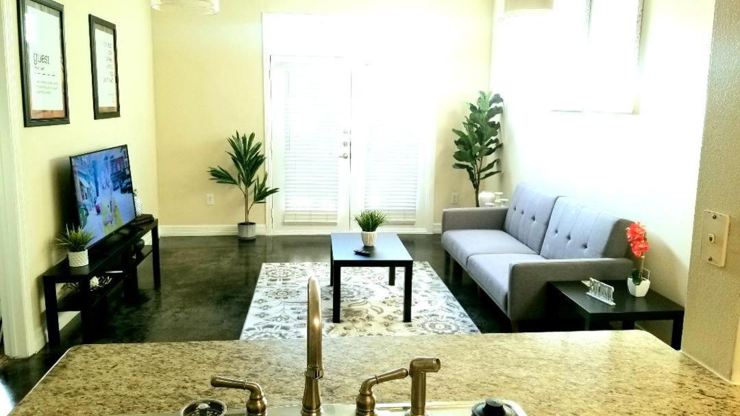 Roomy Downtown Abode Хьюстон Экстерьер фото